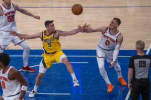 Donte DiVincenzo (d) de Nicks defiende frente a T. J. McConnell de Pacers en un partido de las semifinales de la NBA entre New York Knicks y Indiana Pacers en el Madison Square Garden en Nueva York (EE.UU.). EFE/ Ángel Colmenares