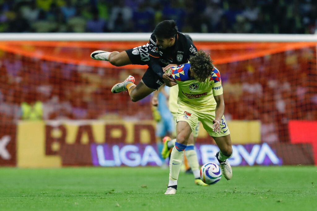 Alan Bautista (i) de Pachuca, disputa balón con Igor Lichnovsky (d), del América, en el partido de vuelta de los cuartos de final del Torneo Clausura mexicano jugado en el estadio Azteca, de Ciudad de México. EFE/Sáshenka Gutiérrez