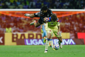 Alan Bautista (i) de Pachuca, disputa balón con Igor Lichnovsky (d), del América, en el partido de vuelta de los cuartos de final del Torneo Clausura mexicano jugado en el estadio Azteca, de Ciudad de México. EFE/Sáshenka Gutiérrez
