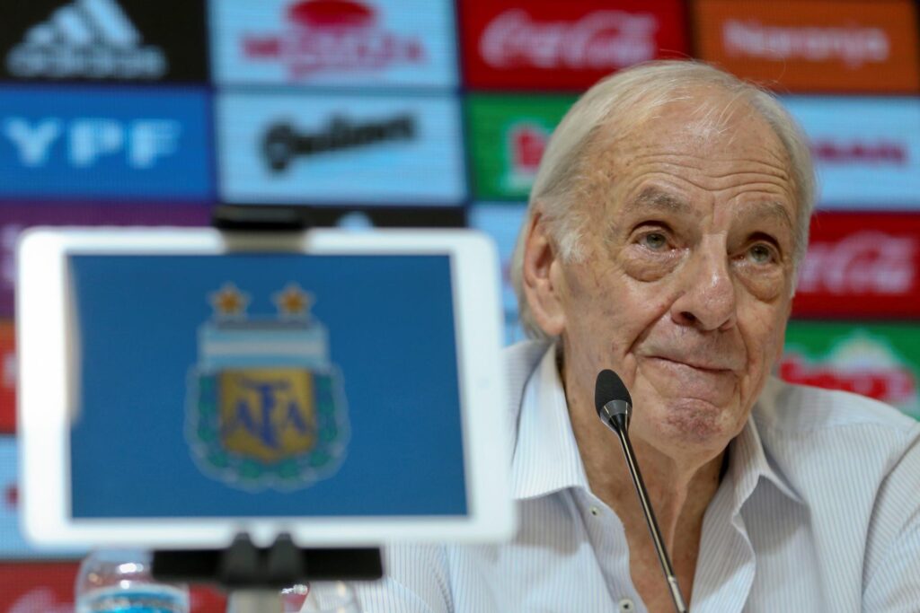 Fotografía de archivo, tomada en enero de 2019, en la que se registró al legendario exfutbolista y entrenador argentino Cesar Luis Menotti, durante una rueda de prensa, en Buenos Aires (Argentina). EFE/Juan Ignacio Roncoroni