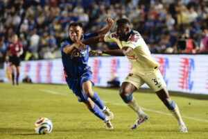 Carlos Rodríguez (i) de Cruz Azul disputa el balón con Julián Quiñones de América este jueves, durante el partido de ida de la final del Torneo Clausura del fútbol mexicano realizado en el Estadio Ciudad de los Deportes en Ciudad de México. EFE/ José Méndez