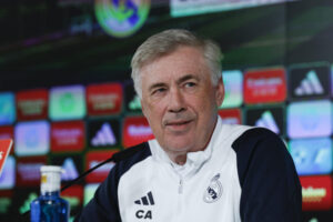El entrenador del Real Madrid, Carlo Ancelotti, durante la rueda de prensa tras el entrenamiento realizado este viernes en la Ciudad Deportiva de Valdebebas, para preparar el partido de LaLiga que el conjunto blanco disputa ante el Granada mañana sábado en El Nuevo Los Cármenes. EFE/Zipi Aragón