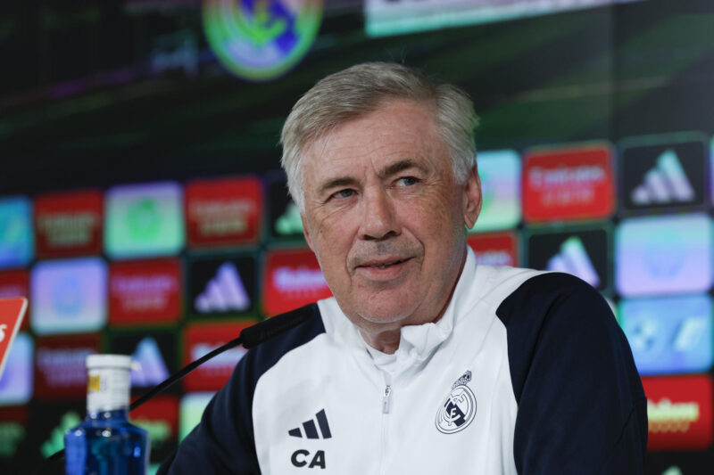 El entrenador del Real Madrid, Carlo Ancelotti, durante la rueda de prensa tras el entrenamiento realizado este viernes en la Ciudad Deportiva de Valdebebas, para preparar el partido de LaLiga que el conjunto blanco disputa ante el Granada mañana sábado en El Nuevo Los Cármenes. EFE/Zipi Aragón