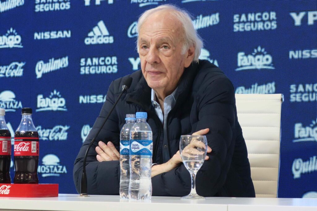 Fotografía de archivo, tomada en mayo de 2019, en la que se registró al entrenador campeón el mundo en Argentina 1978, César Luis Menotti, durante una rueda de prensa, en Buenos Aires (Argentina). Menotti, actual director general de las selecciones de la Asociación de Fútbol Argentino (AFA), falleció este domingo, 5 de mayo. EFE/Sebastian Meresman