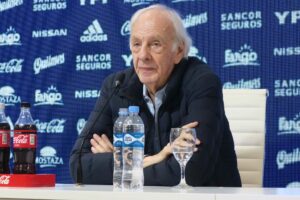 Fotografía de archivo, tomada en mayo de 2019, en la que se registró al entrenador campeón el mundo en Argentina 1978, César Luis Menotti, durante una rueda de prensa, en Buenos Aires (Argentina). Menotti, actual director general de las selecciones de la Asociación de Fútbol Argentino (AFA), falleció este domingo, 5 de mayo. EFE/Sebastian Meresman