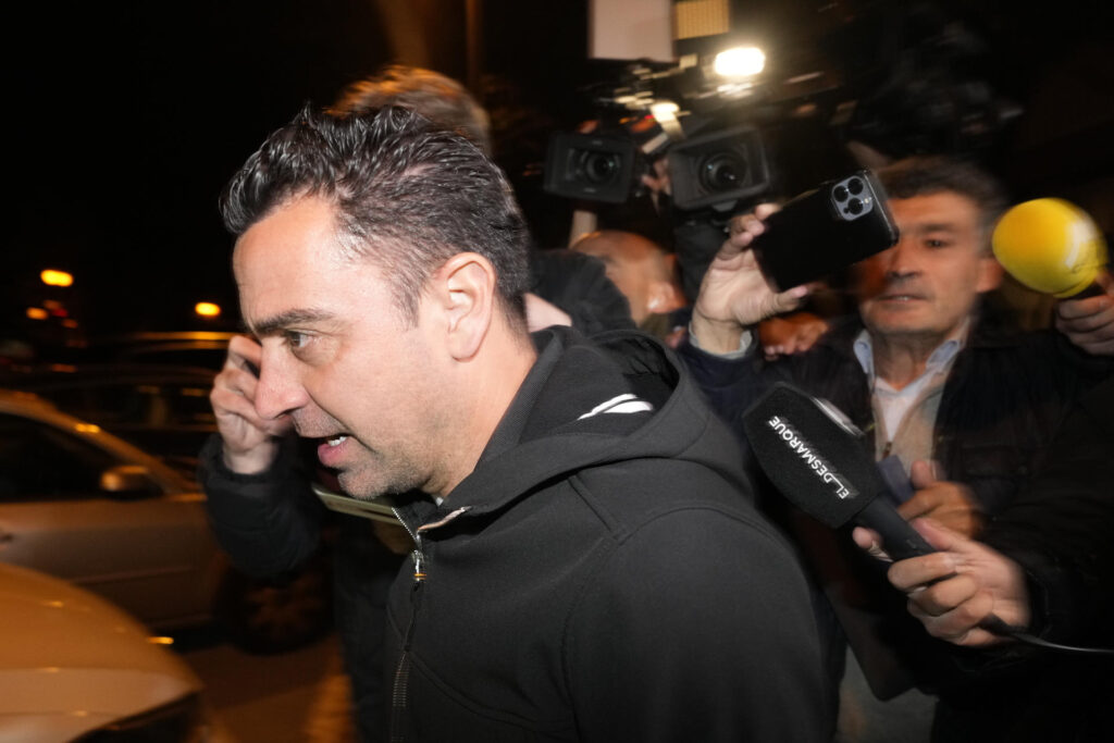 El técnico del FC Barcelona Xavi Hernández a su salida de la reunión que ha mantenido con el presidente blaugrana Joan Laporta en Barcelona. EFE / Alejandro García.