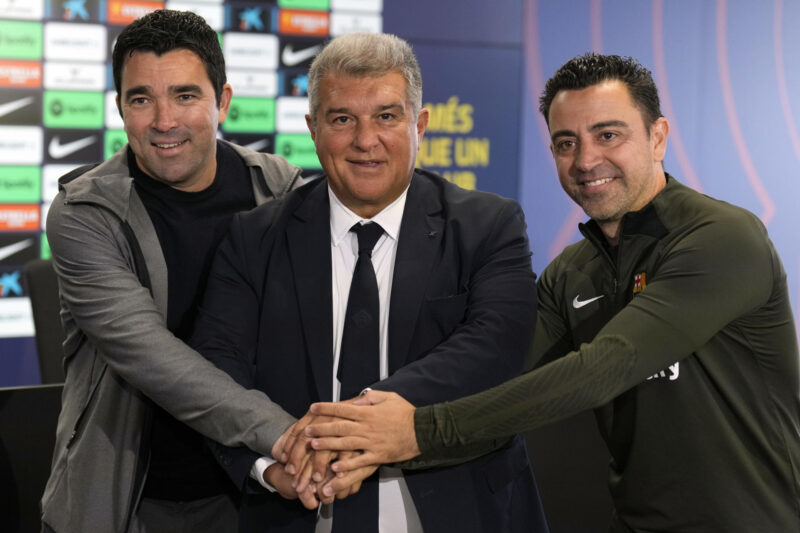 El presidente del FC Barcelona, Joan Laporta, y el técnico Xavi Hernández (d), durante la comparecencia conjunta ofrecieron en la Ciudad Deportiva Joan Gamper, en una foto de archivo. EFE/Alejandro García