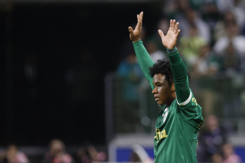 El joven delantero brasileño Endrick Felipe, de Palmeiras, fue registrado este jueves, 30 de mayo, al saludar a la tribuna al momento de ser sustituido, durante un partido contra San Lorenzo de Argentina por la sexta y última jornada del grupo F de la Copa Libertadores, en el estadio Allianz Parque de Sao Paulo (Brasil). EFE/Sebastiao Moreira