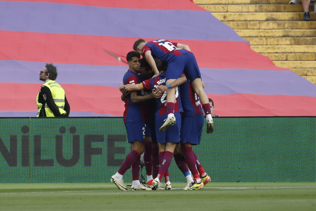 Los jugadores del Barcelona celebran el primer gol ante el Rayo, durante el partido de Liga en Primera División que FC Barcelona y Rayo Vallecano disputan hoy domingo en el estadio Lluis Companys. EFE/Marta Pérez
