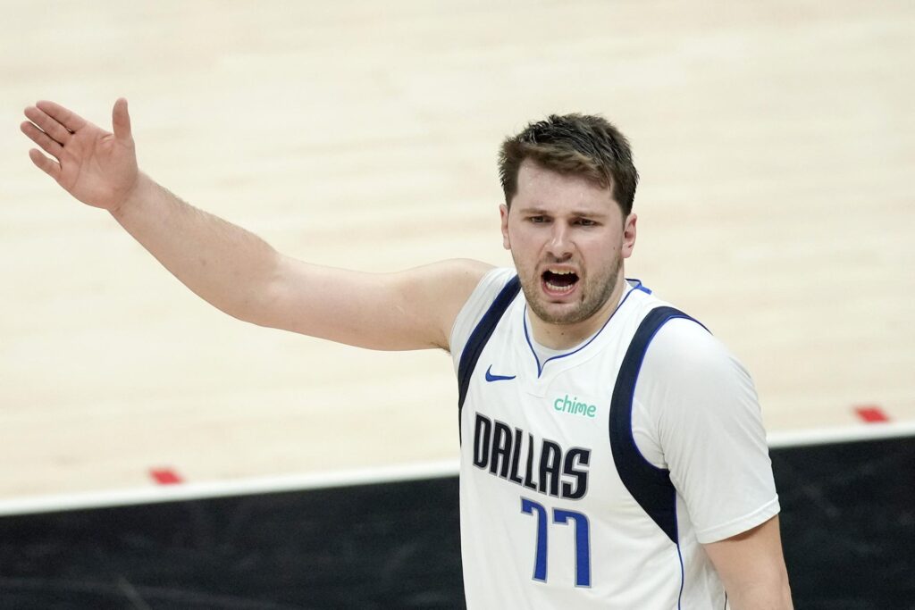 Luka Doncic, base estrella de los Mavericks de Dallas, fue registrado este domingo, 21 de abril, durante un partido contra los Clippers de Los Ángeles, en el inicio de esta serie de 'playoff' de la Conferencia Oeste de la NBA, en Los Ángeles (California, EE.UU.) EFE/Eric Thayer