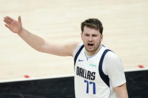 Luka Doncic, base estrella de los Mavericks de Dallas, fue registrado este domingo, 21 de abril, durante un partido contra los Clippers de Los Ángeles, en el inicio de esta serie de 'playoff' de la Conferencia Oeste de la NBA, en Los Ángeles (California, EE.UU.) EFE/Eric Thayer