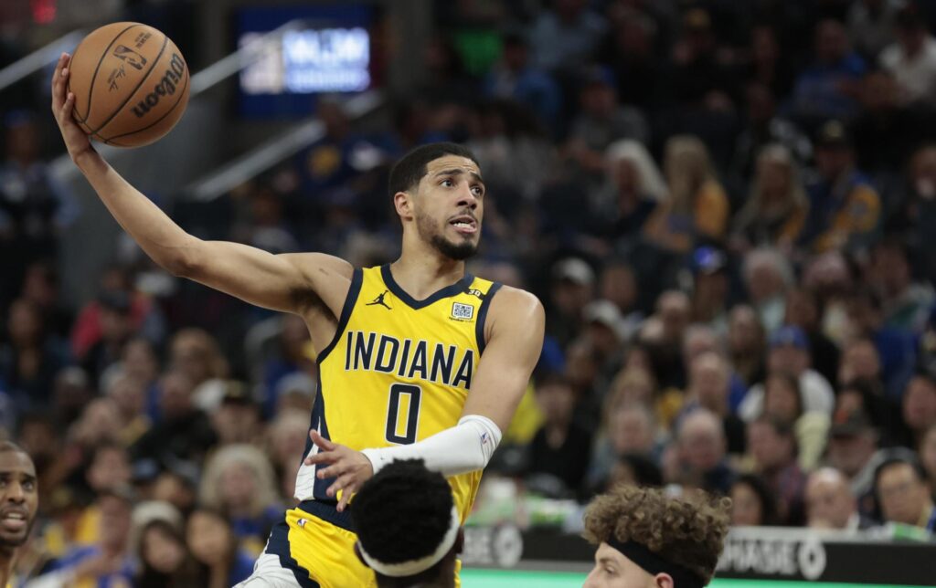 Fotografía de archivo en la que se registró a Tyrese Haliburton (c), base de los Pacers de Indiana, quien aportó 35 puntos, con 14 de 26 en tiros y 7 asistencias, para guiar el triunfo de su equipo 111-106 sobre los Knicks de Nueva York en el tercer partido de esta serie semifinal de la Conferencia Este de la NBA. Los Knicks ganan 2 juegos por 1. EFE/John G. Mabanglo