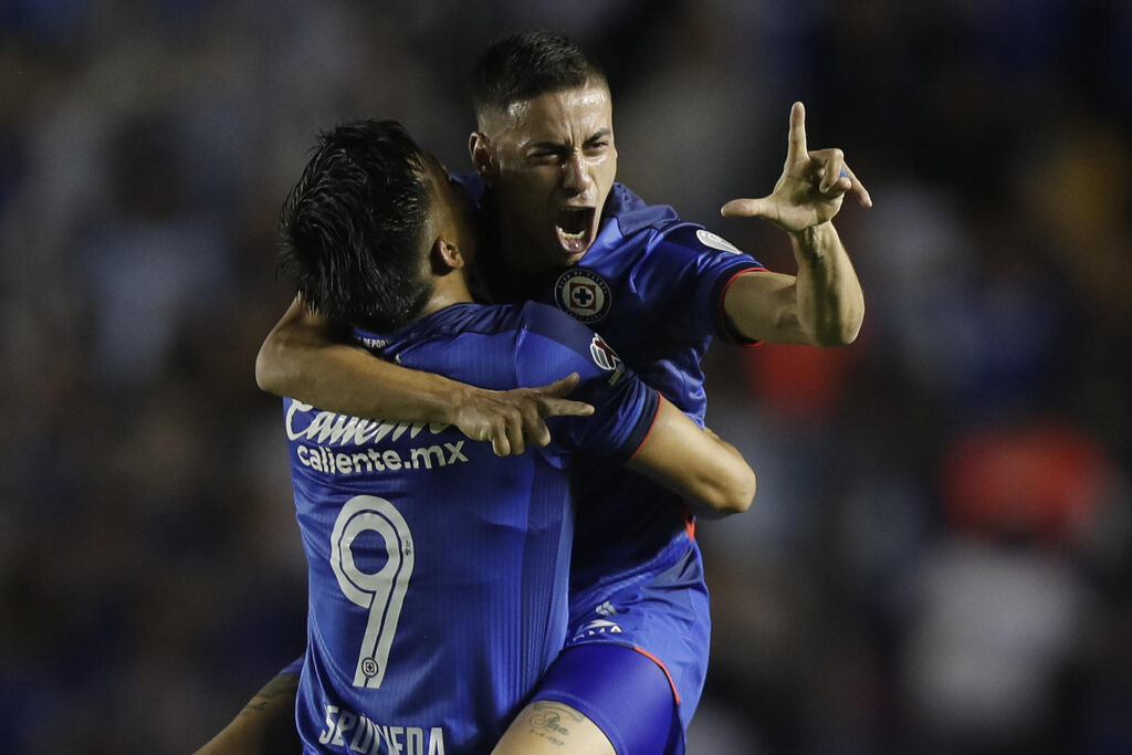 Ángel Sepulveda (i) y Camilo Cándido celebran este domingo un gol de Cruz Azul al Atlas en el partido de la decimosexta jornada del torneo Clausura mexicano que terminó 2-2 en el estadio Ciudad de los Deportes, en Ciudad de México. EFE/ Isaac Esquivel.