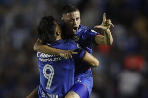 Ángel Sepulveda (i) y Camilo Cándido celebran este domingo un gol de Cruz Azul al Atlas en el partido de la decimosexta jornada del torneo Clausura mexicano que terminó 2-2 en el estadio Ciudad de los Deportes, en Ciudad de México. EFE/ Isaac Esquivel.