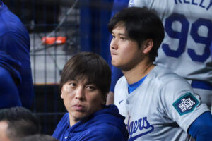 Fotografía de archivo de Ippei Mizuhara (i), intérprete de la estrella de la MLB Shohei Ohtani (d), en un partido de Dodgers de Los Angeles. EFE/EPA/JIJI PRESS