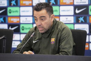 El entrenador del FC Barcelona, Xavi Hernández, da una rueda de prensa tras dirigir un entrenamiento del equipo en la ciudad deportiva del club en Sant Joan Despí, Barcelona, de cara a su partido de LaLiga contra el Rayo Vallecano. EFE/Marta Pérez