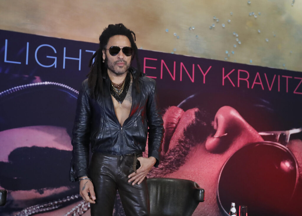 El cantante estadounidense Lenny Kravitz posa durante una rueda de prensa durante la presentación de su nuevo álbum ‘Blue electric light’, el 26 de marzo en Ciudad de México (México). EFE/Mario Guzmán
