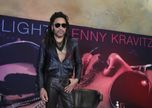 El cantante estadounidense Lenny Kravitz posa durante una rueda de prensa durante la presentación de su nuevo álbum ‘Blue electric light’, el 26 de marzo en Ciudad de México (México). EFE/Mario Guzmán