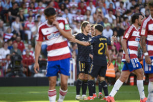 Los jugadores del Granada hacen pasillo a los del Real Madrid en reconocimiento de haberse proclamado campeones de liga antes del partido de la jornada 35 de LaLiga entre el Granada CF y el Real Madrid, este sábado en el estadio Nuevo Los Cármenes de Granada. EFE/ Pepe Torres