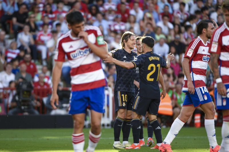 Los jugadores del Granada hacen pasillo a los del Real Madrid en reconocimiento de haberse proclamado campeones de liga antes del partido de la jornada 35 de LaLiga entre el Granada CF y el Real Madrid, este sábado en el estadio Nuevo Los Cármenes de Granada. EFE/ Pepe Torres