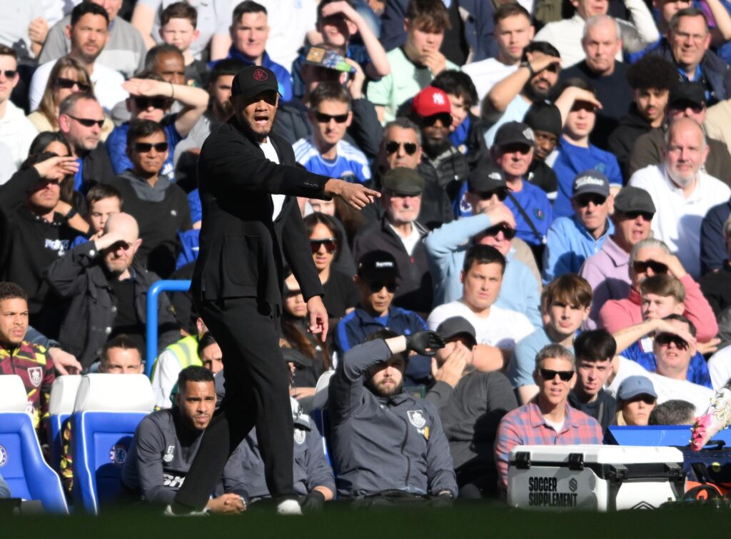 El entrenador belga Vincent Kompany dirigiendo al Burnley, en un partido de la Premier League. EFE/EPA/DANIEL HAMBURY SÓLO PARA USO EDITORIAL. No se puede utilizar con audio, vídeo, datos, listas de partidos, logotipos de clubes/ligas, servicios "en vivo" o NFT no autorizados. Uso en línea durante el partido limitado a 120 imágenes, sin emulación de video. No se utiliza en apuestas, juegos o publicaciones de un solo club/liga/jugador.