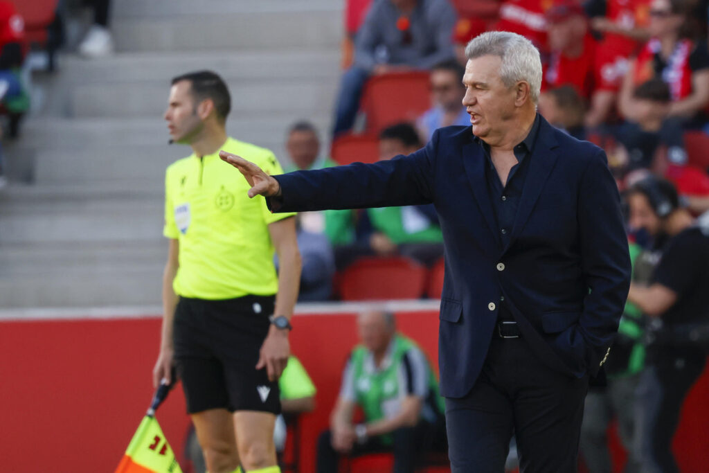 El técnico mexicano del Mallorca, Javier Aguirre, durante el encuentro correspondiente a la jornada 31 en foto de archivo de CATI CLADERA.EFE