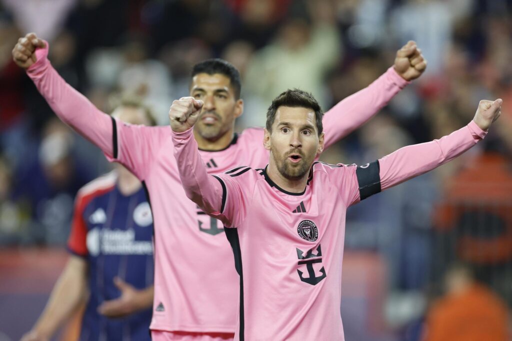 Fotografía de archivo de los jugadores del Inter Miami Lionel Messi (d) y Luis Suarez (i) . EFE/EPA/CJ GUNTHER