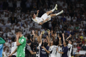 El centrocampista alemán del Real Madrid Toni Kroos es manteador por sus compañeros en su último partido en el estadio Santiago Bernabéu, tras el partido de la jornada 38 de LaLiga que Real Madrid y Real Betis disputan hoy sábado en Madrid. EFE/J.J.Guillen