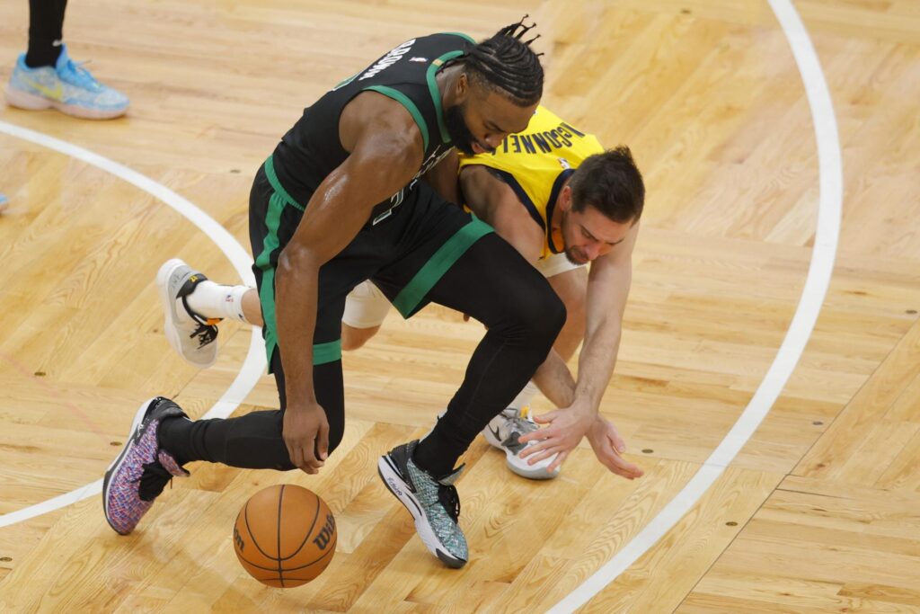 Jaylen Brown (i) roba el balón al guardia T.J. McConnell, de los Pacers, durante el partido en Boston, en el que Brown hizo 40 puntos y logró cinco rebotes. EFE/EPA/CJ GUNTHER
