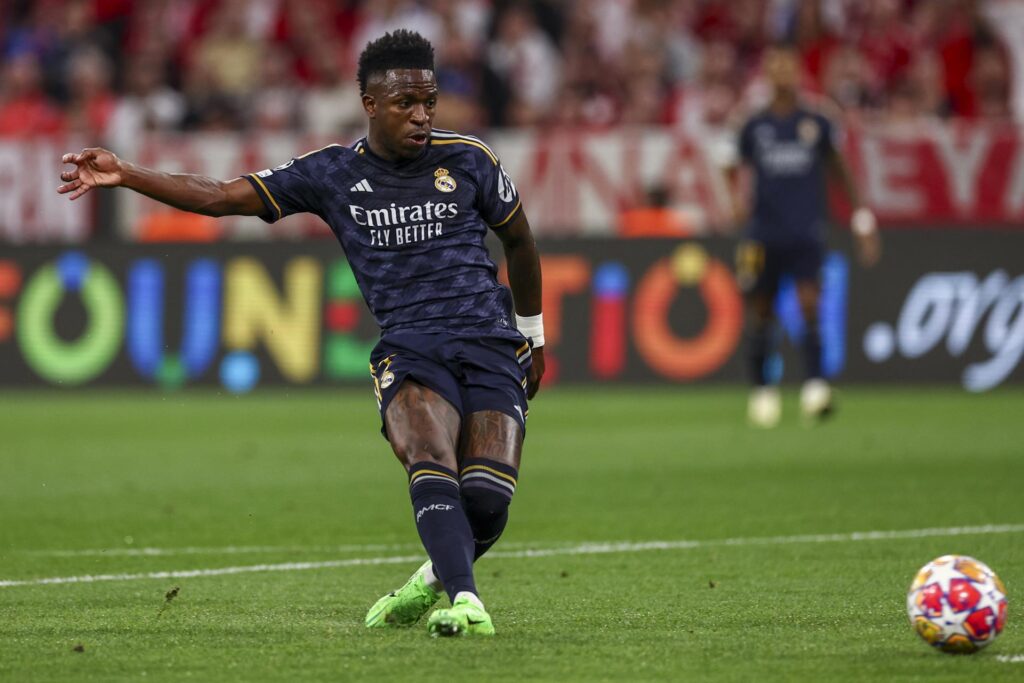 El jugado del Madrid Vinicius Junior logra el 1-0 durante el partido de ida de semifinales de la UEFA Champions League que han jugado Bayern Munich y Real Madrid en Múnich, Alemania. EFE/EPA/FILIP SINGER