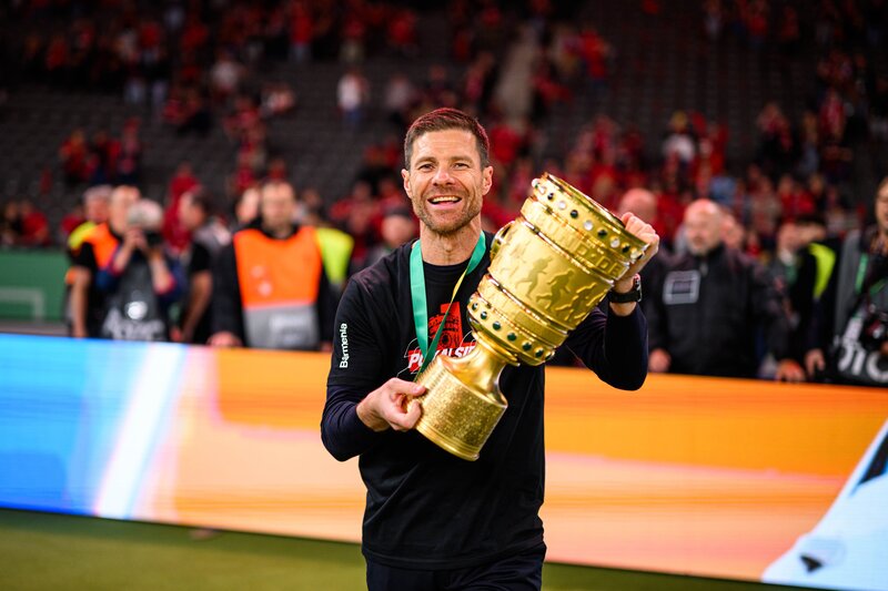 Xabi Alonso alzando la DFB Pokal con dirigiendo al Bayer Leverkusen (Foto: 'X' Bayer 04 Leverkusen)