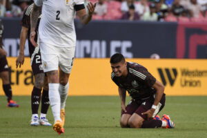AME2131. DENVER (ESTADOS UNIDOS), 05/06/2024.- Guillermo Martínez de México se lamenta este miércoles, en un partido amistoso internacional entre las selecciones nacionales de México y Uruguay, en el estadio Empower Field en Mile High en Denver (EE.UU.). EFE/ Todd Pierson