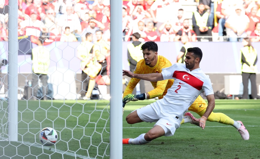 Dortmund (Germany), 22/06/2024.- Goalkeeper Altay Bayindir and Mehmet Zeki of Turkey concede the second goal during the UEFA EURO 2024 group F soccer match between Turkey and Portugal, in Dortmund, Germany, 22 June 2024. (Alemania, Turquía) EFE/EPA/GEORGI LICOVSKI