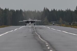 Una autopista suiza va a estar cerrada a cal y canto durante 36 horas. En lugar de coches circularán aviones de combate