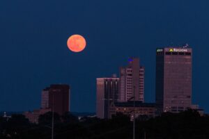 Una supergigante roja y la Luna del solsticio, los dos mayores espectáculos de junio en el cielo nocturno