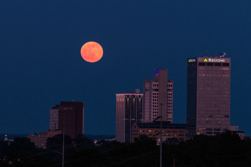 Una supergigante roja y la Luna del solsticio, los dos mayores espectáculos de junio en el cielo nocturno
