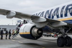 Las aerolíneas siguen cobrando por la maleta de mano y ya dejan caer un aviso: van a subir precios