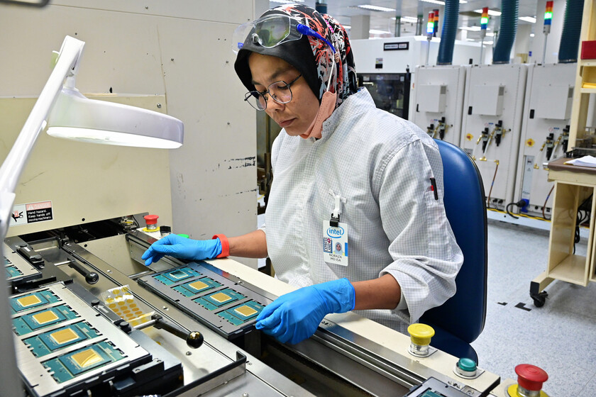 El director general de NVIDIA ha menospreciado los chips de Intel en la era de la IA. Intel, claro, se ha defendido