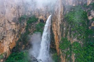 China lleva años vendiendo su mayor cascada a los turistas como un prodigio de la naturaleza. En realidad se alimenta con un tubo
