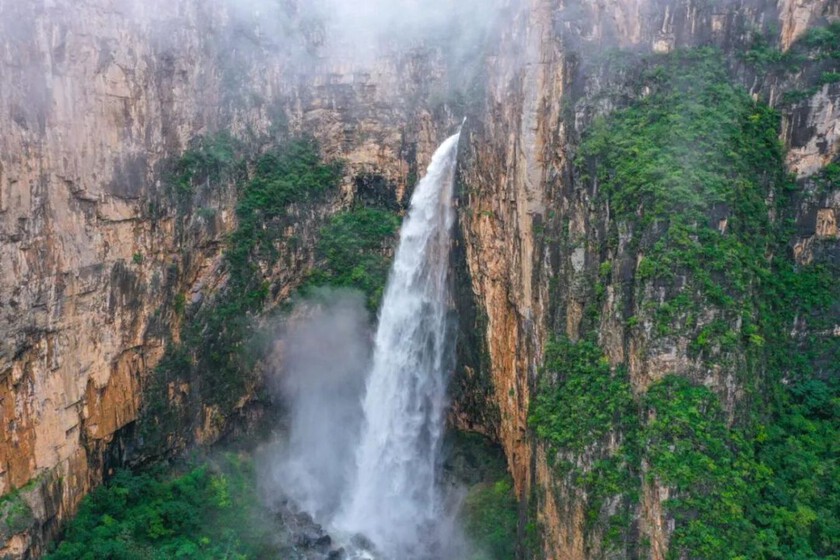 China lleva años vendiendo su mayor cascada a los turistas como un prodigio de la naturaleza. En realidad se alimenta con un tubo
