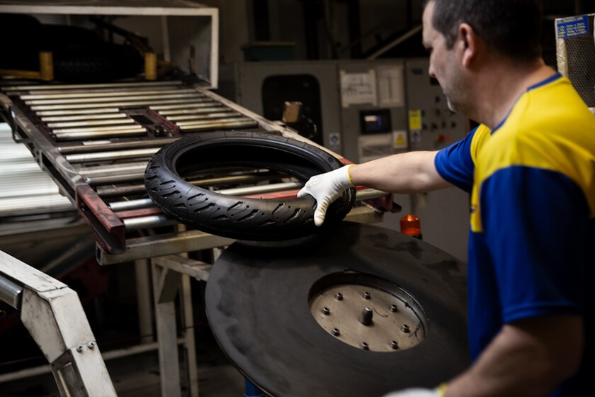 hemos estado allí para ver cómo producen un neumático por minuto