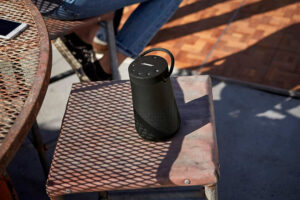 cae en picado el precio de este potente altavoz Bluetooth Bose con sonido envolvente 360 grados