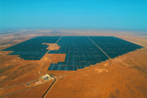 China presume de la mayor planta de energía solar del mundo. De lo que no presume tanto es de reprimir a los uigures