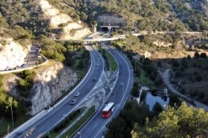 La DGT permite circular legalmente a 150 km/h sin ser un vehículo de emergencias. El secreto: una señal