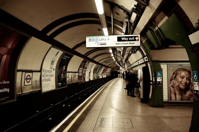 El metro en Reino Unido ha estado usando cámaras con IA para detectar las emociones de sus pasajeros. Ellos no sabían nada