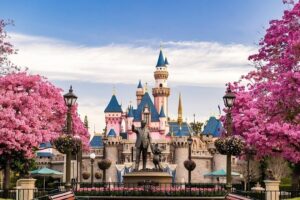 Uno de los creadores de Disneyland fue borrado de su historia, y acabó haciendo un parque temático para la competencia