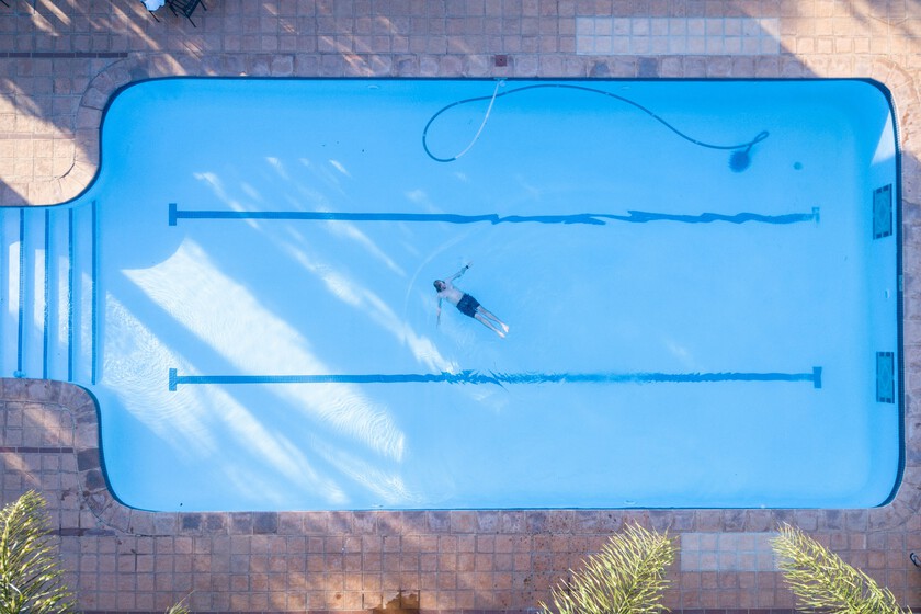 Francia descubrió la piscina de un hombre por satélite. Acto seguido hizo lo que todos los países: pedirle impuestos