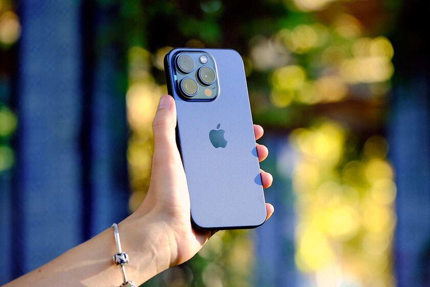 Apple ha explicado por qué su IA no llegará a la mayoría de los iPhone. Duele, pero tiene sentido