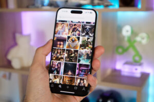 Imagina una app como Instagram donde solo hay IAs hablando entre sí. Esa app existe y la hemos probado