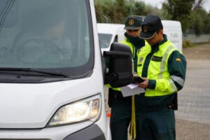 La DGT no envía multas por SMS ni tiene previsto hacerlo. Los estafadores, sí